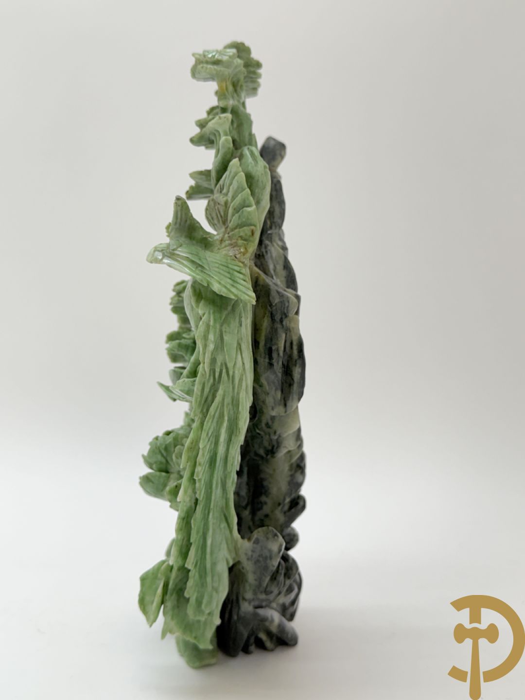 Sculptuur in speksteen van natuurtafereel met vogels en pioenrozen + speksteen sculptuur tafereel van 2 fo honden en vaas