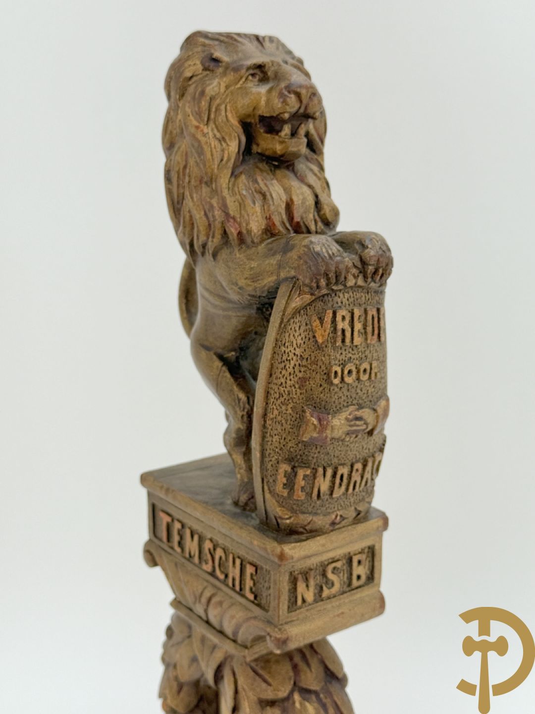 Houtgesculpteerde vlaggentop met Vlaamse leeuw 