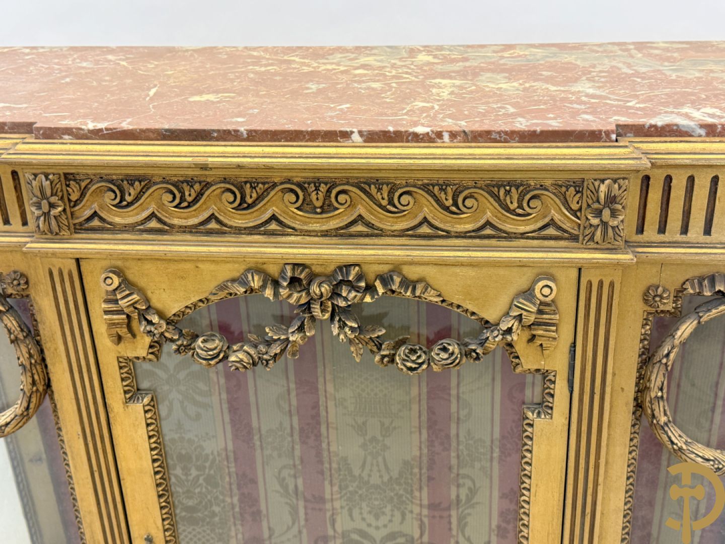 Vergulde Louis XVI vitrine met 3 deuren, cannelures en guirlandes - bovenaan met marmeren blad