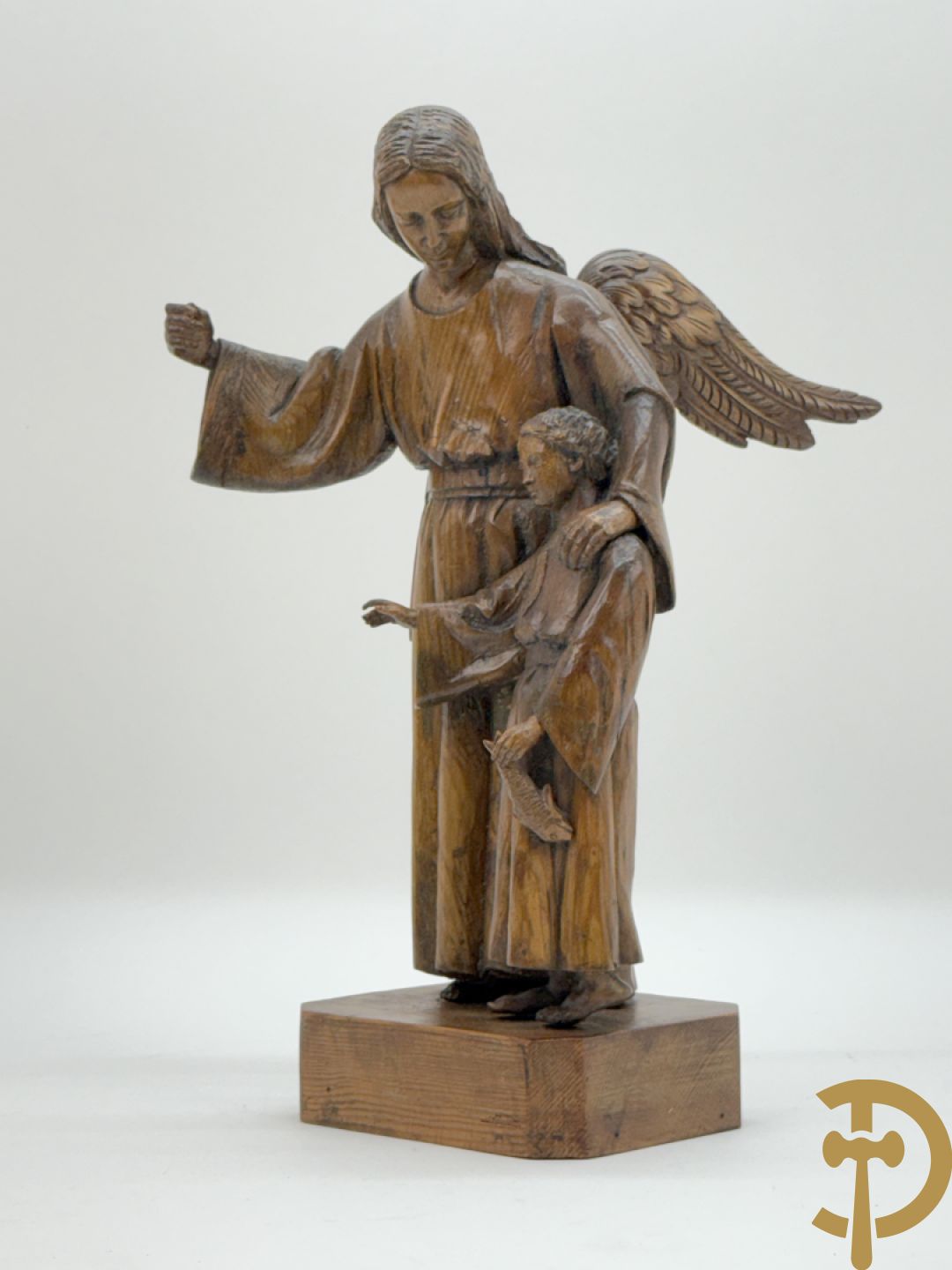 Houtsculptuur van engel met jongeling