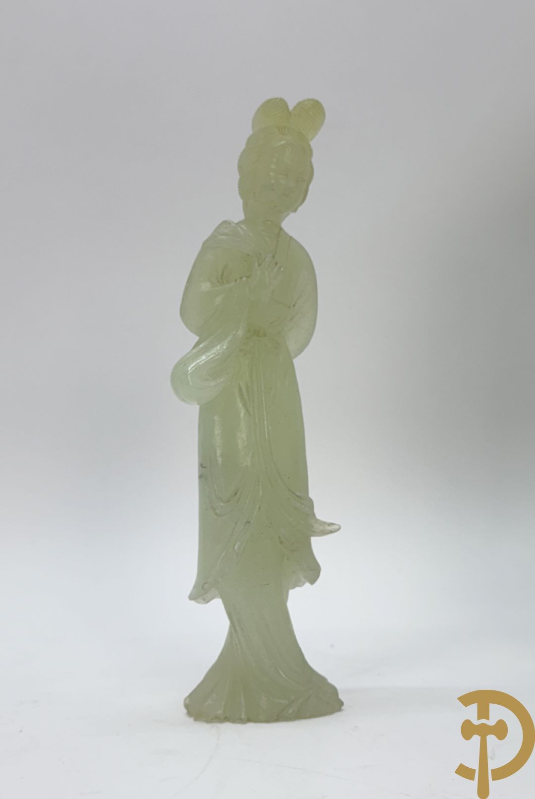 Jadeiet sculptuur van boedhistisch figuur + jadeiet wijsgeer met perziken + geisha in jadeiet