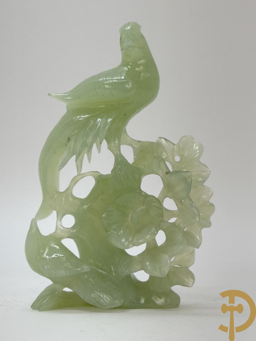 Vier Chinese handgesculpteerde vogels in jadeiet met bloemendecoratie