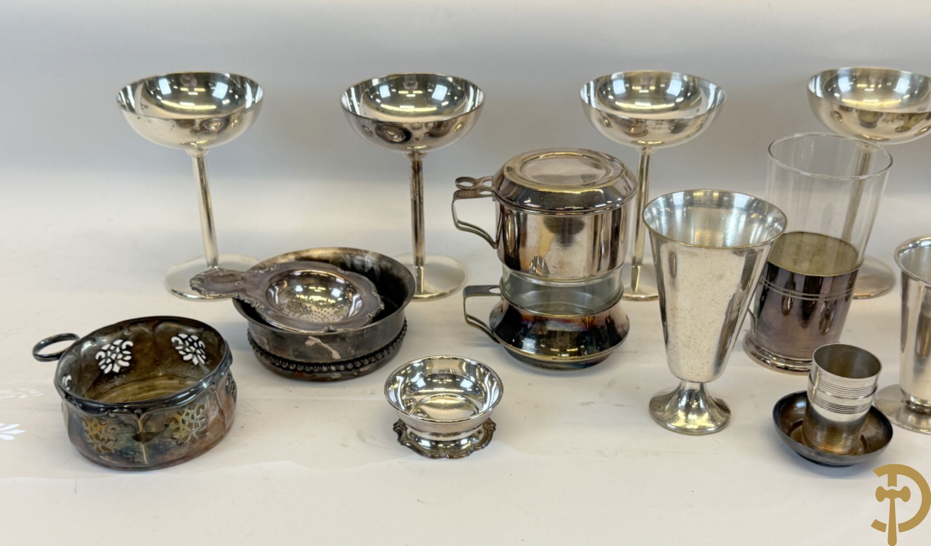 Koffieset Whiskemen (suikerpot met bluts) + Zes verzilverde kandelaars + verzilverde ijscoupes + verzilverde koffiefilters + olie- en azijnstel + verzilverde suikerstrooier e.a.