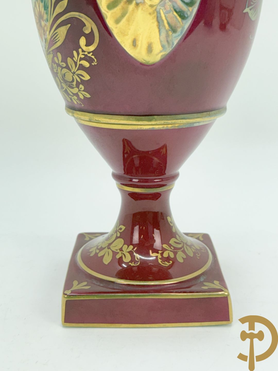 Sèvres cachepot met dubbel decor van handbeschilderde romantische dames en bloemendecor + cachepot in Frans porselein met bloemendecor gevat in bronzen houder + Limoges medici vaas met zwanehalzen