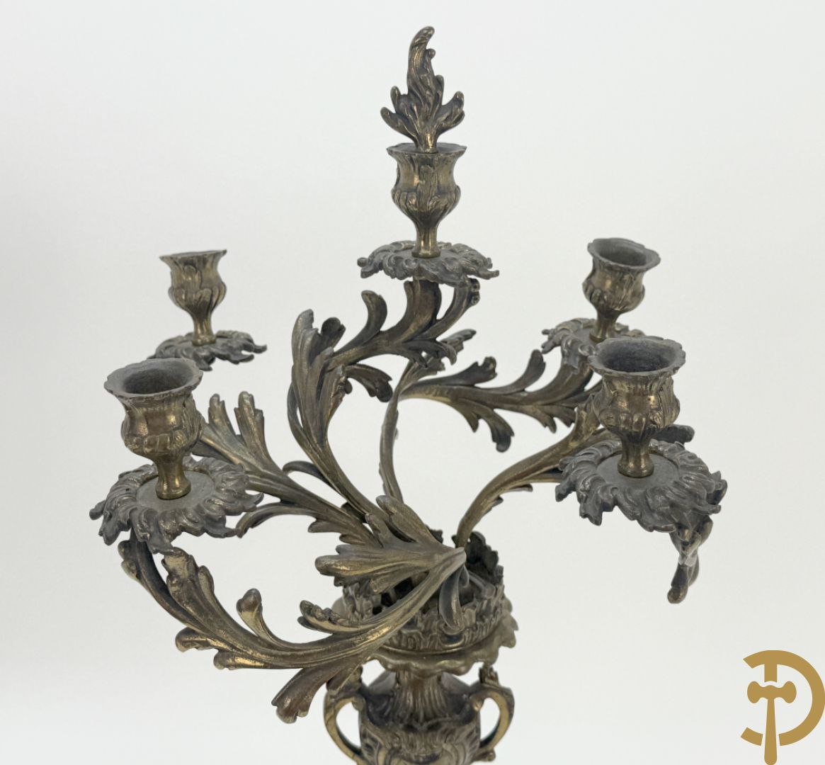 Driedelige koperen garnituur bestaande uit middenstuk bezet met amfoor en paar kandelaars , Louis XV stijl