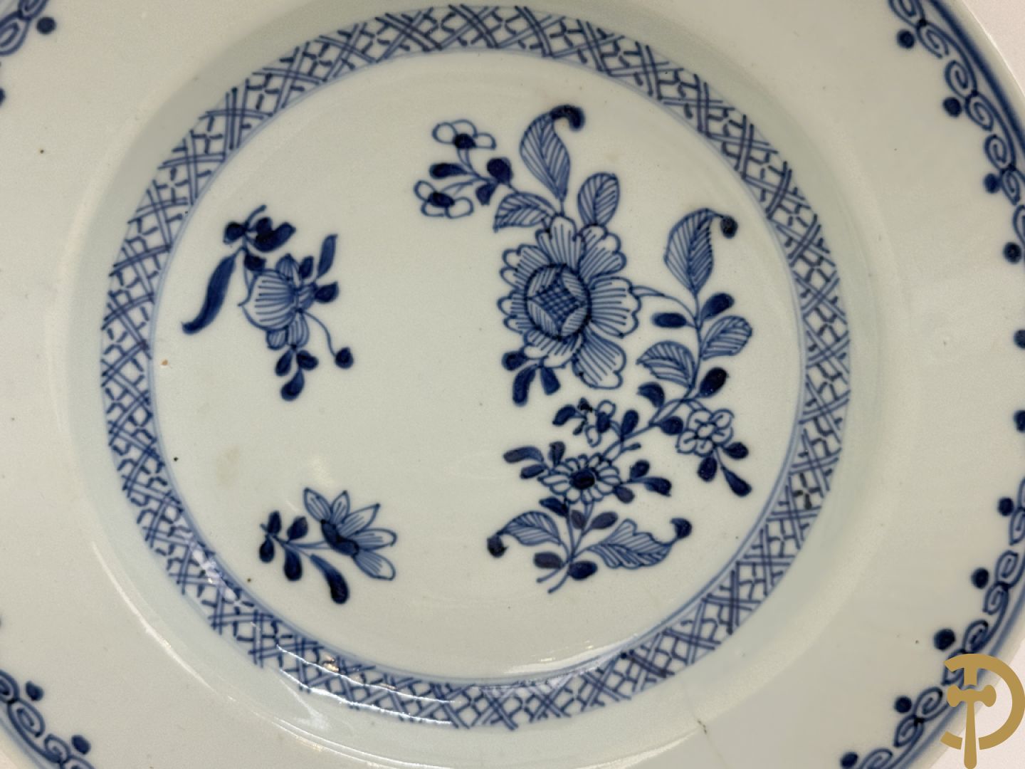 Vijf Chinese porseleinen bordjes met bloemendecor + 3 Japanse bordjes