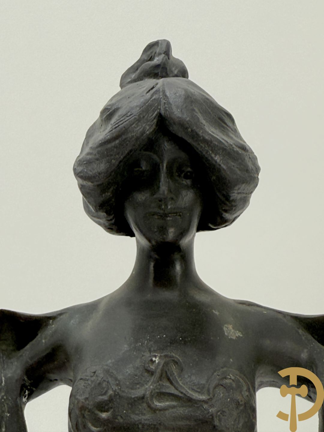 Paar bronzen beelden in de vorm van dames, houdende twee kandelaars