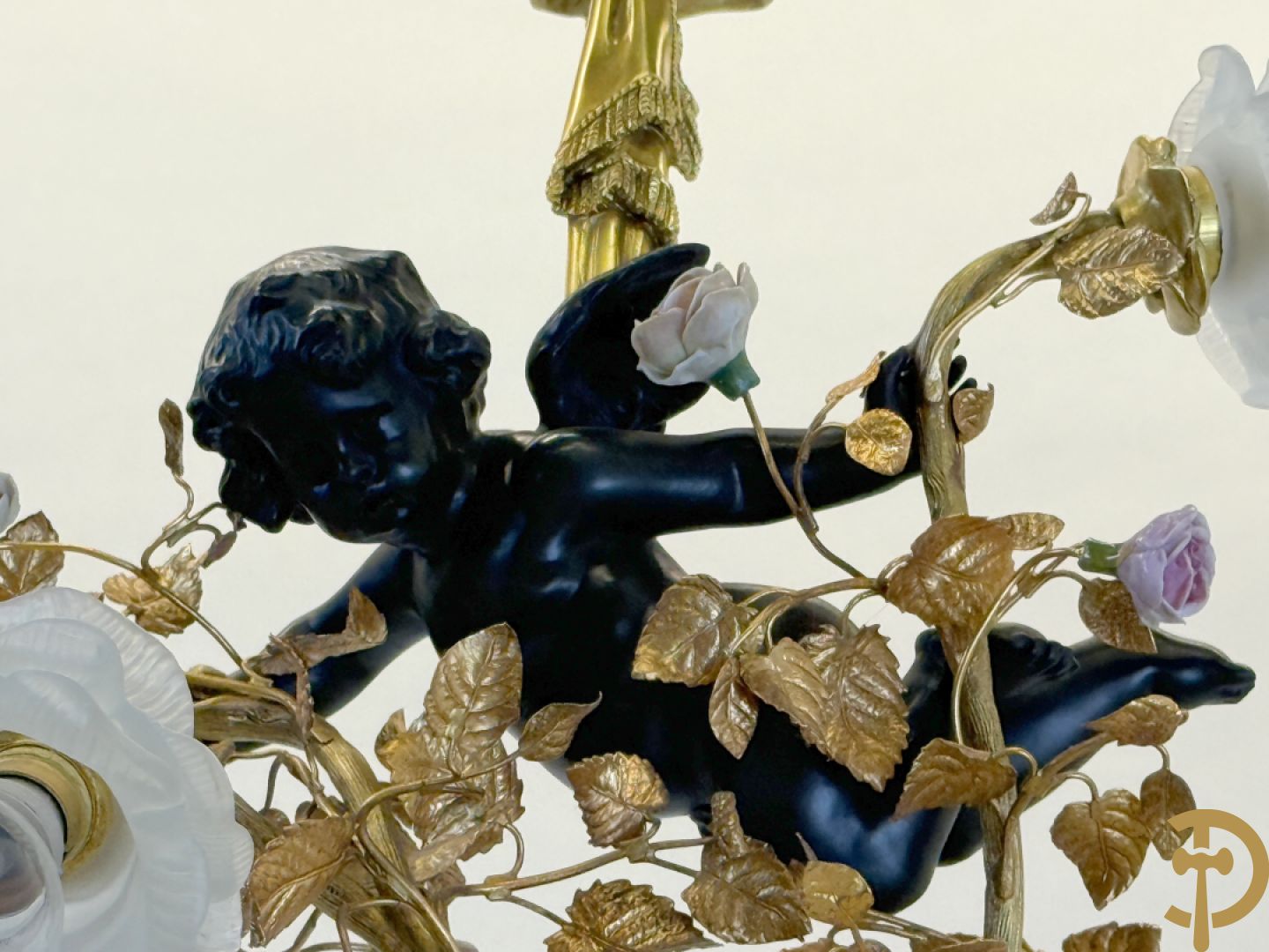 Vuurvergulde bronzen hall luchter met 4 lichtpunten en cupido houdende een tak met porseleinen bloemmetjes