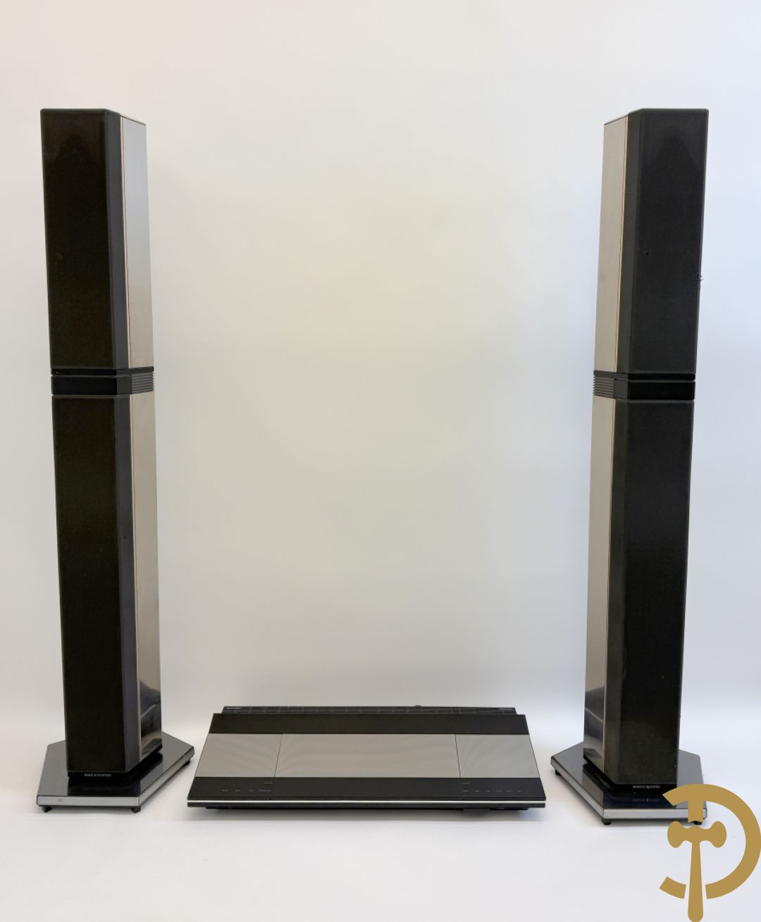 Design muziekinstallatie B & O Beocenter 9500 met bijhorende toren luidsprekers type 6611