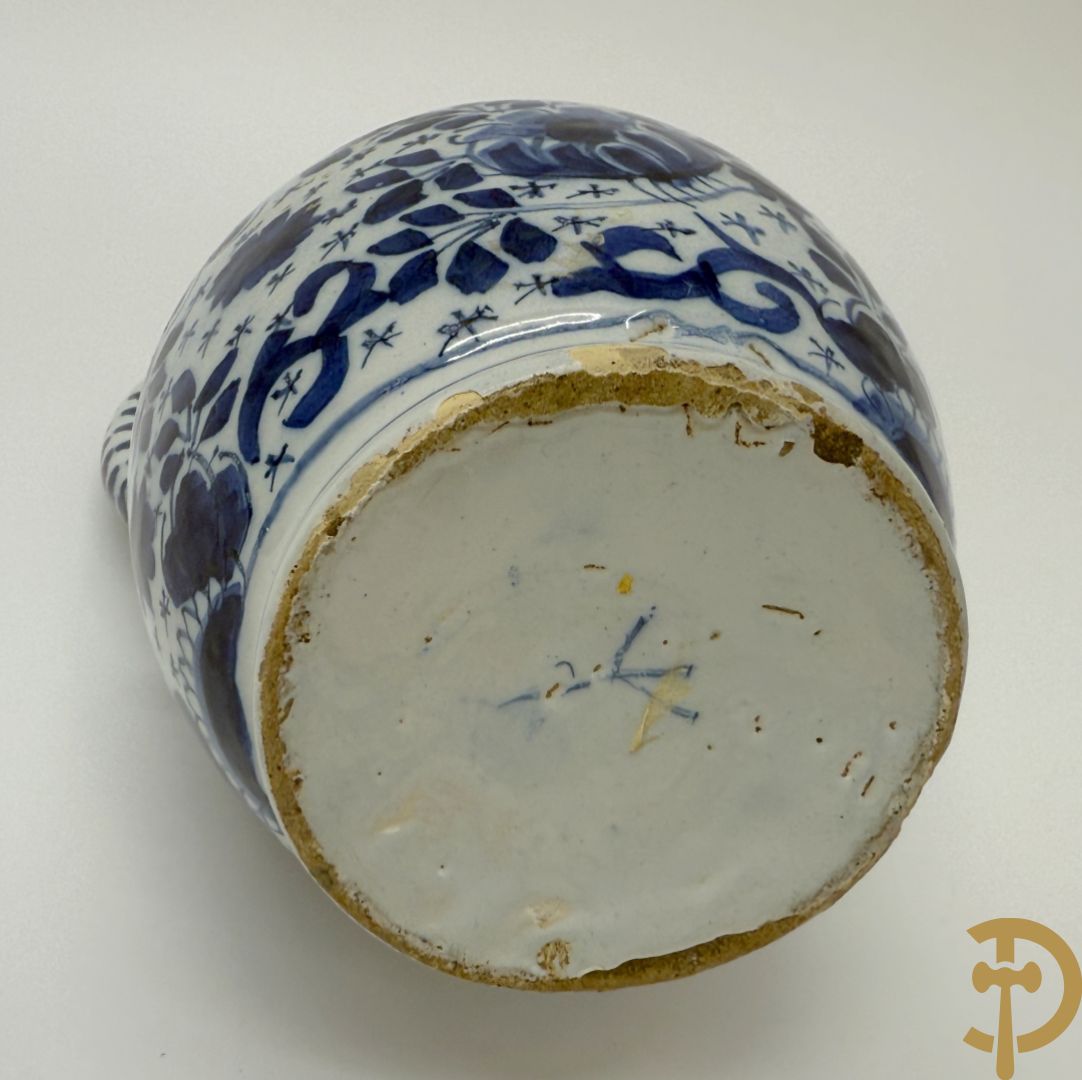 Twee Delftse blauw/wit schenkkannen met bloemendecor