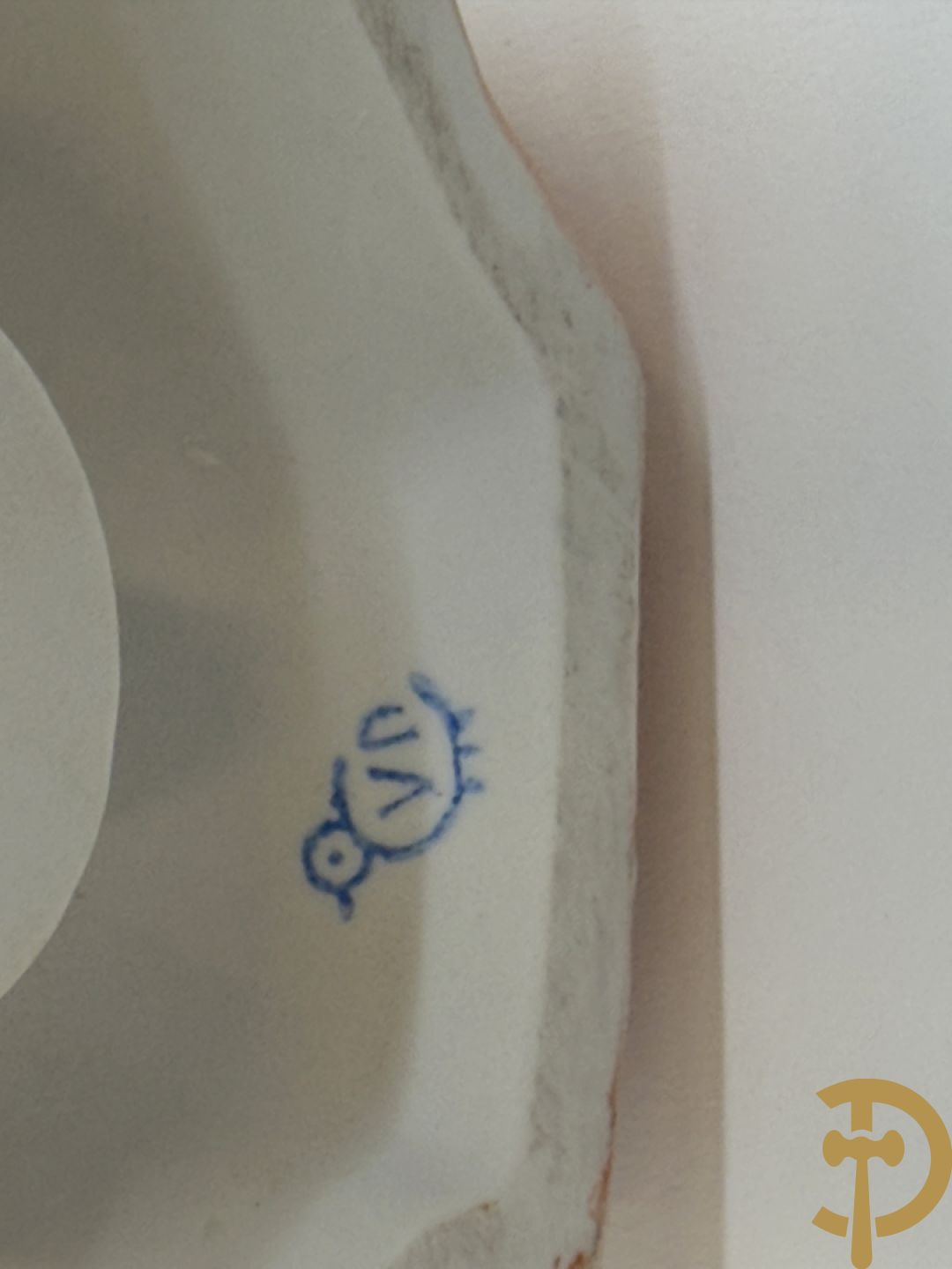 Paar handgekleurde romantische biscuits van jongen en meisje, Morie J. getekend achteraan en VD gemerkt onderaan