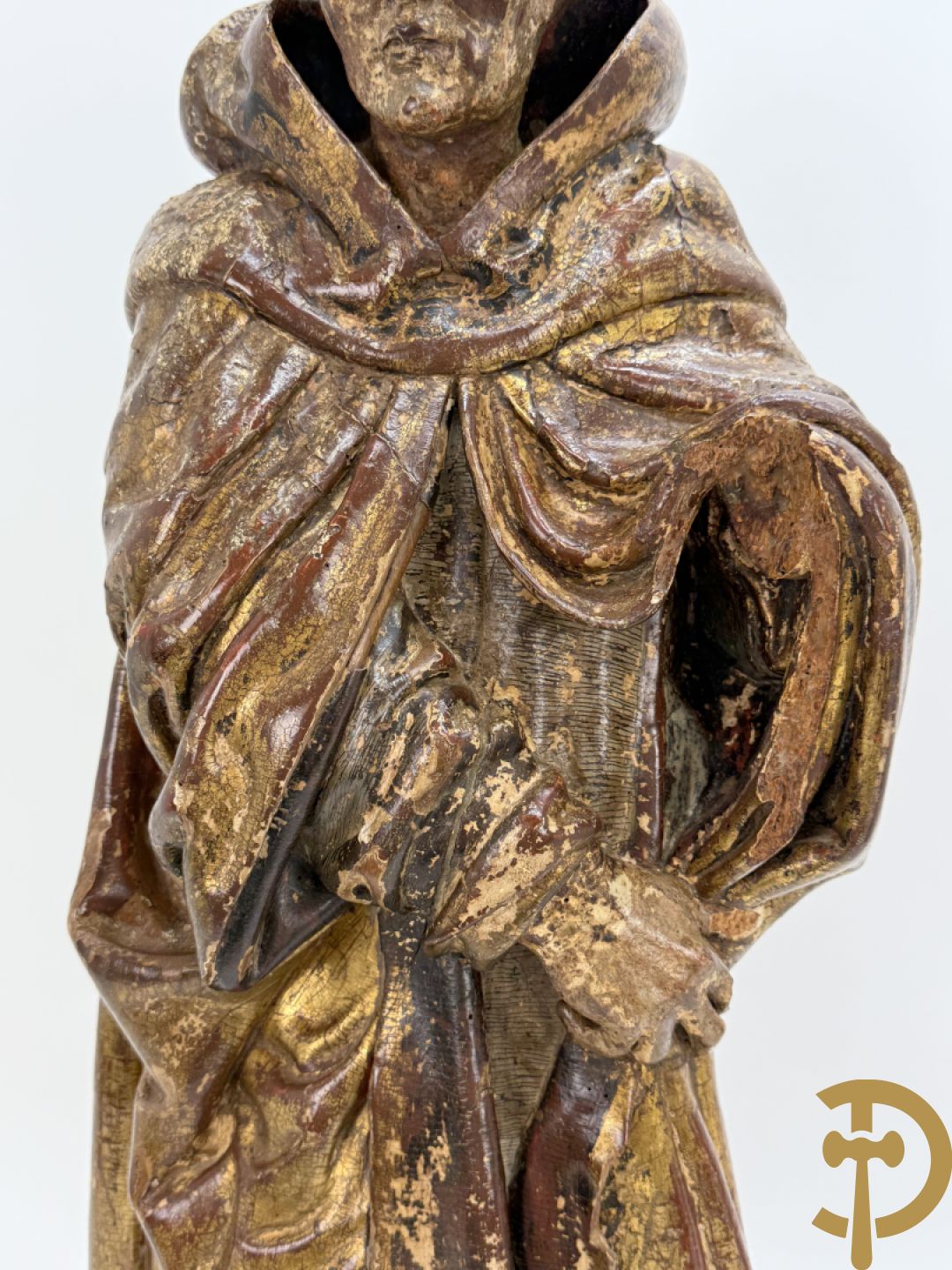 Gepolychromeerde houtsculptuur van man met mantel