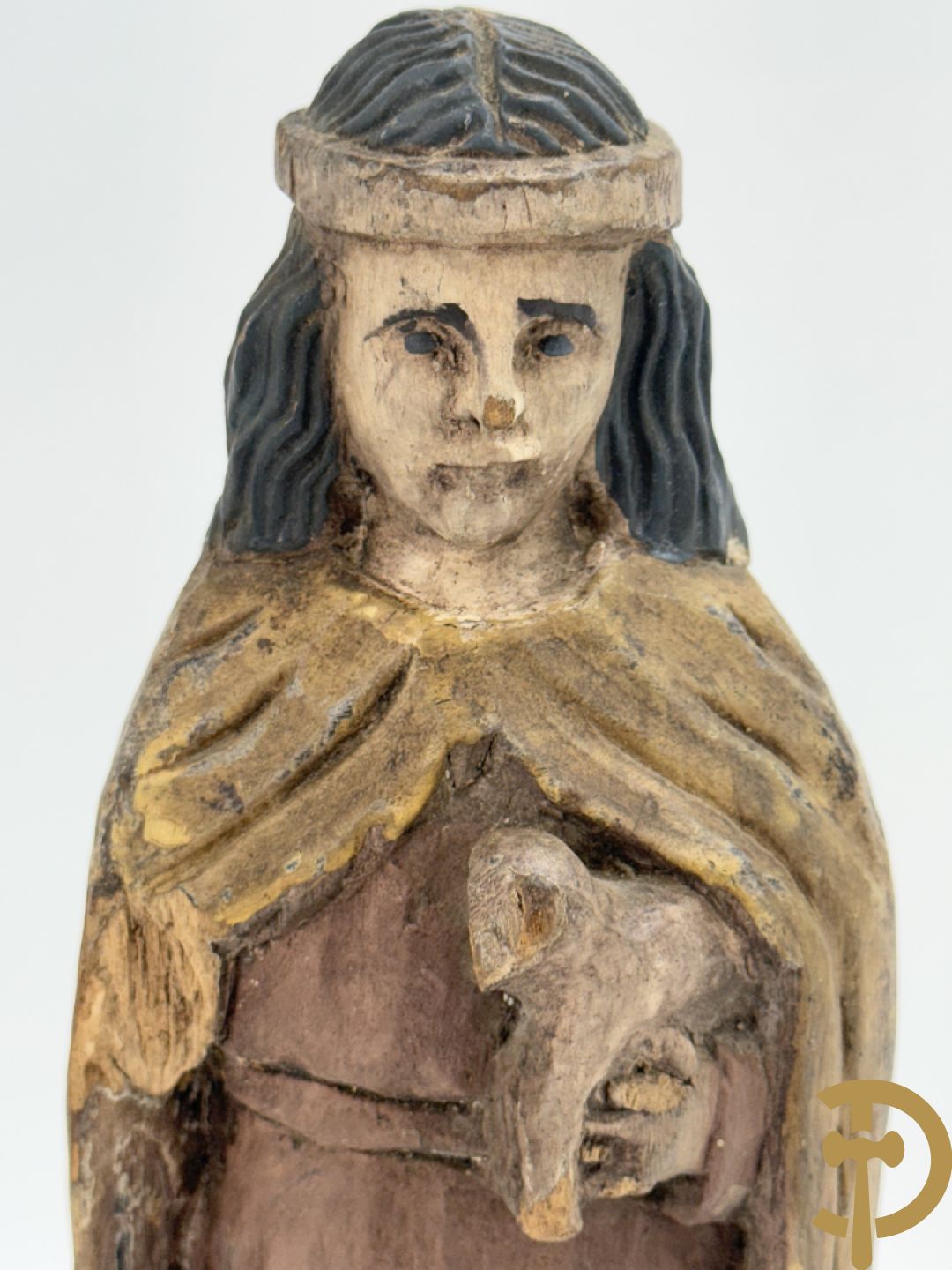 Volkse houtsculptuur van Heilige figuur met lam
