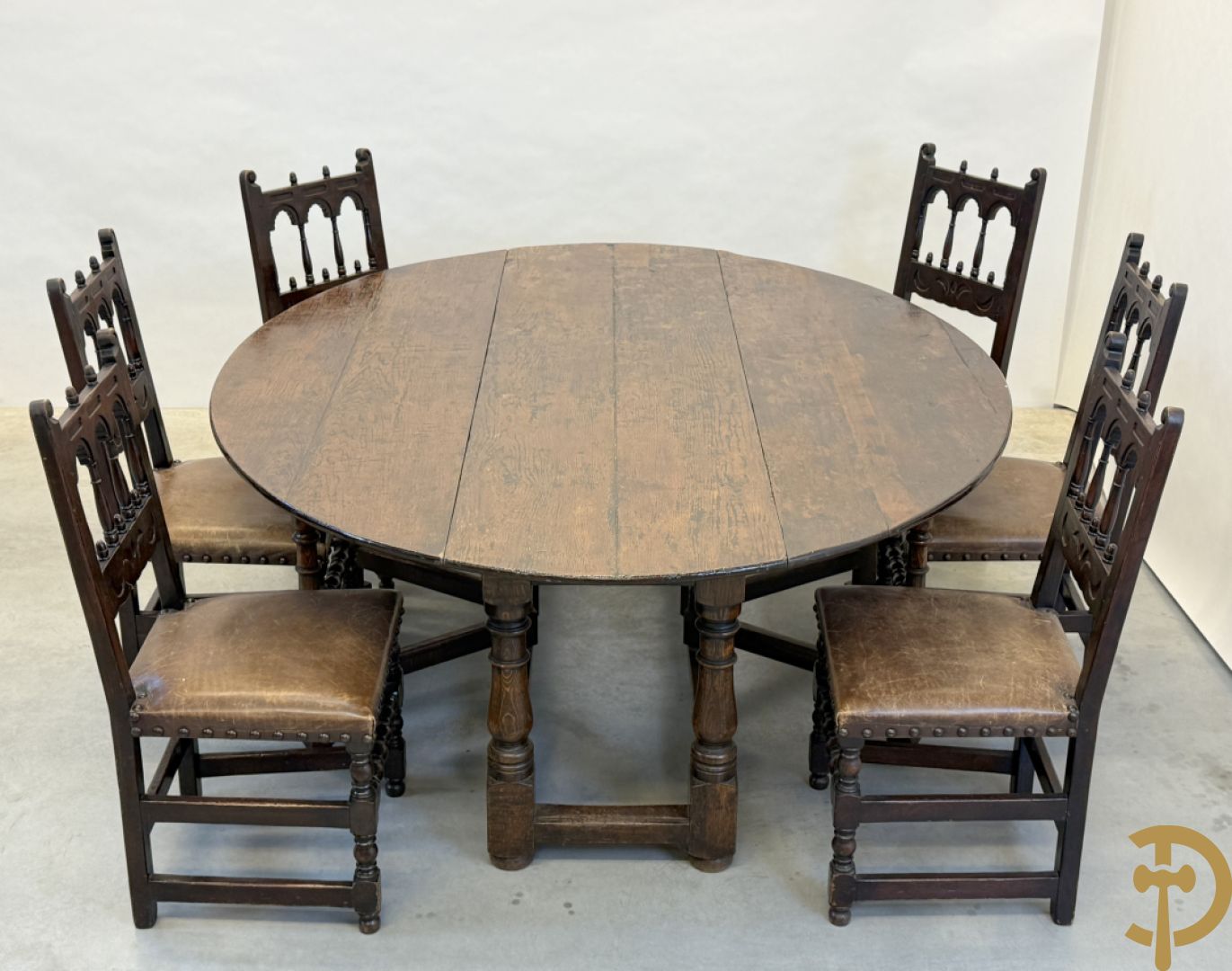 Grote massief eiken openklapbare gatelegg tafel + 6 Engelse eiken stoelen met lederen zitting