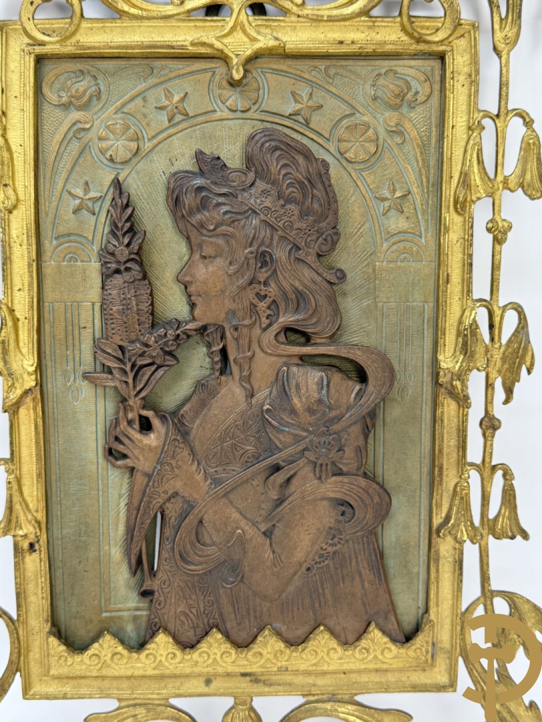 Paar vuurvergulde bronzen basreliefs met elegante dames en Jugendstil motieven