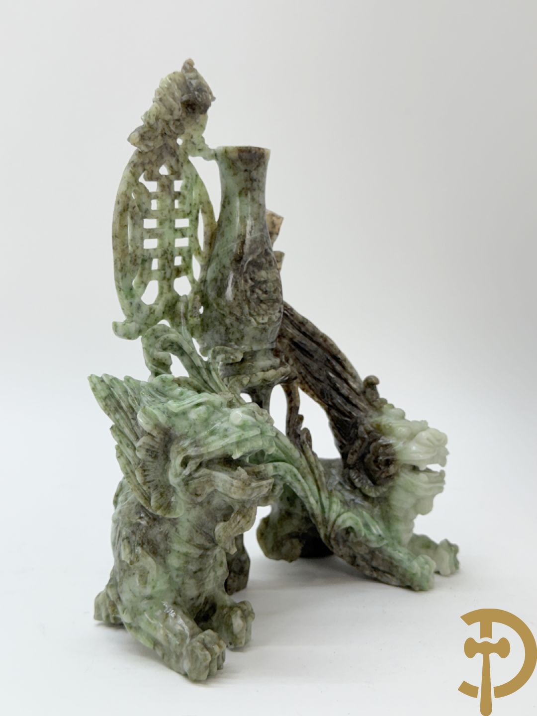 Sculptuur in speksteen van natuurtafereel met vogels en pioenrozen + speksteen sculptuur tafereel van 2 fo honden en vaas