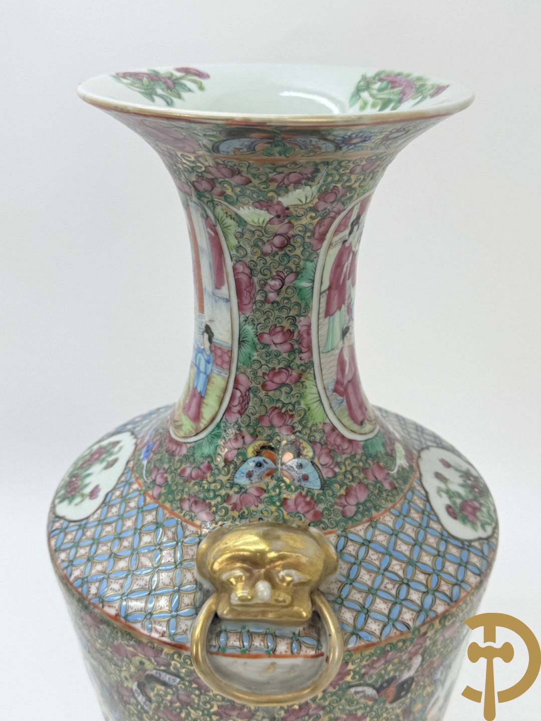 Paar Chinese porseleinen famille rose Kanton vazen met geanimeerd decor en zijdelings met fo honden