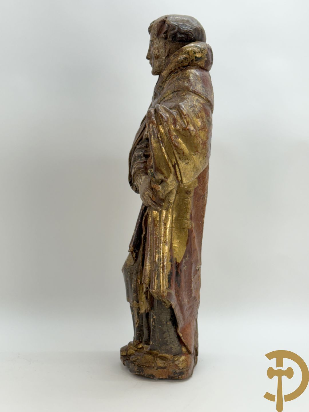 Gepolychromeerde houtsculptuur van man met mantel