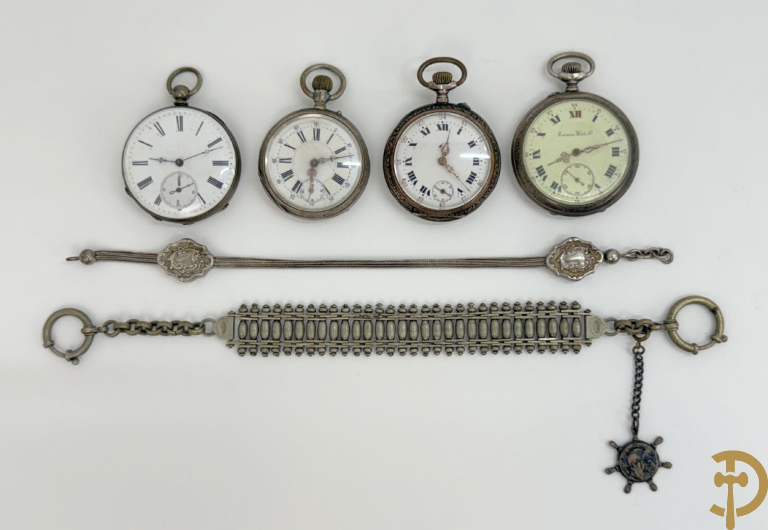 Vier 19e zakhorloges met Romeinse cijfers w.o. zilver + 2 zakhorlogekettingen