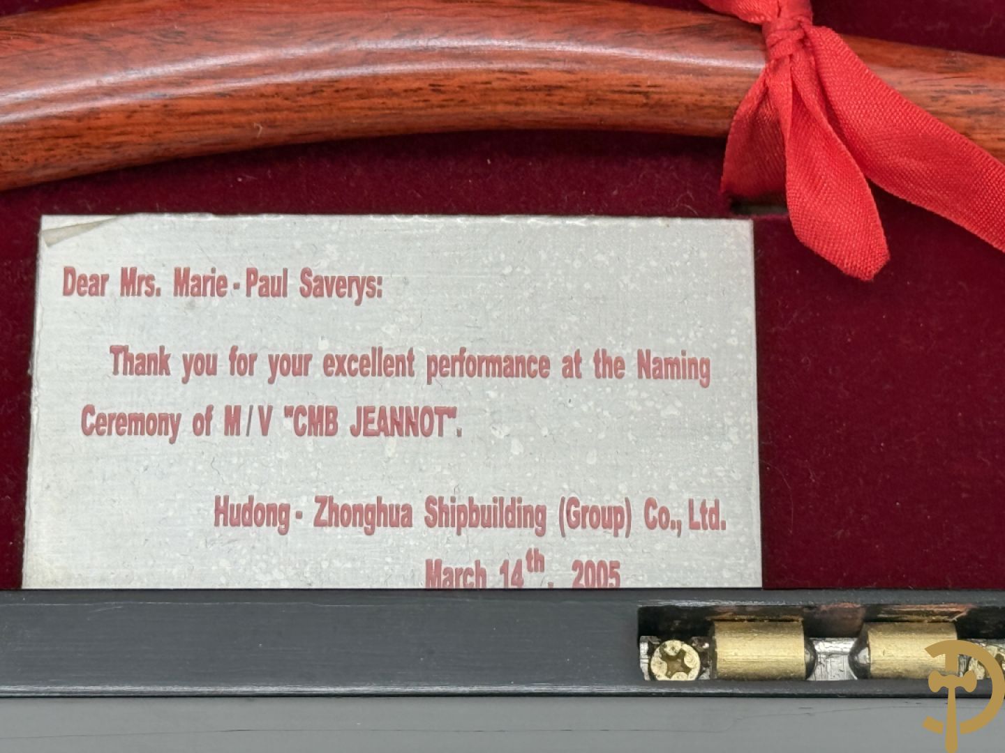 Paar bijltjes ter gelegenheid van inhuldiging van een schip in houten kistje met decoratie van oosterse boot, Dear Mrs. Marie-Paul Saverys : Thank you for your performance et the Naming Ceremony of M/V "CMB Jeannot" Hudong - Zhonghua Shipbuilding (Group) Co., L.M., March 14th, 2005