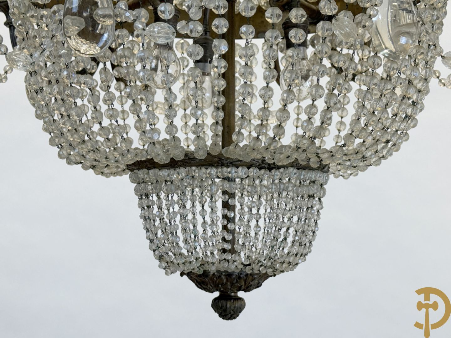 Grote bronzen kasteelluchter Sac-à-perles, Louis XVI stijl, met 5 armen telkens met 3 kaarsen