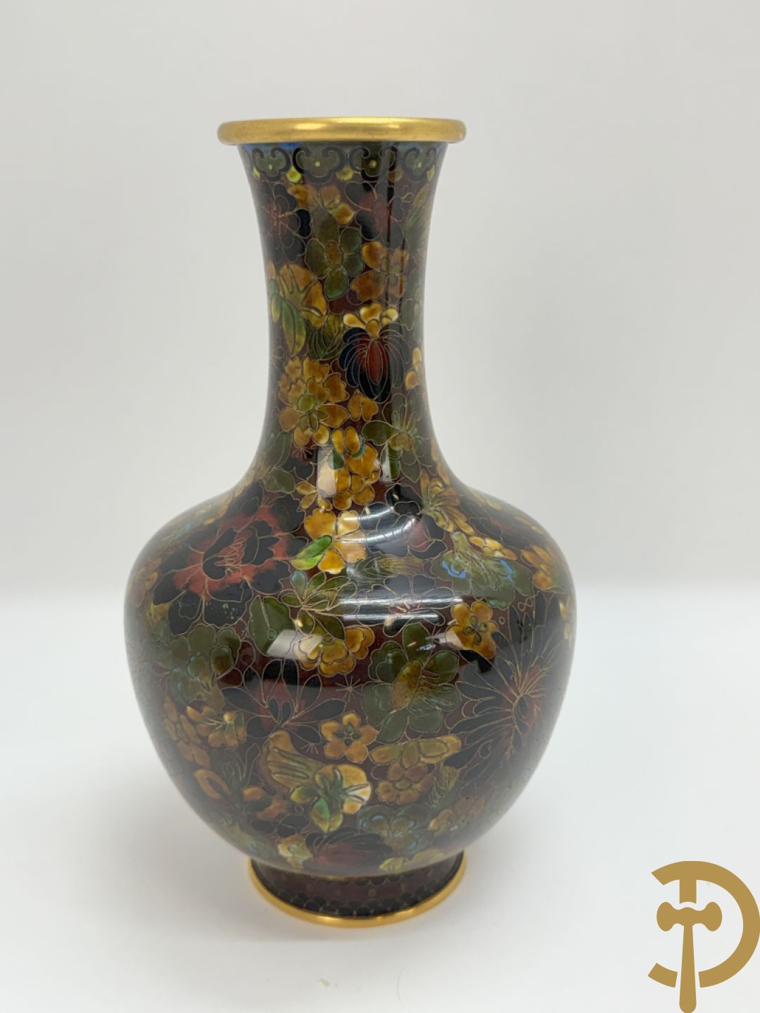 Acht stuks cloisoné w.o. paar dekselpotiches met bloemendecor, 4 vaasjes, coupe en vogel