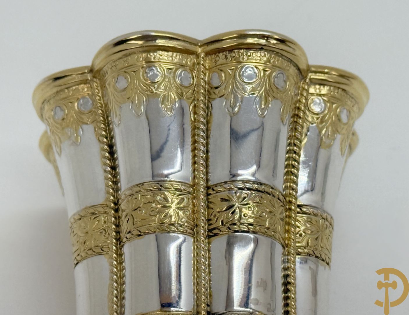 Massief zilveren Margrete beker met vergulde motieven en vermeil binnenin, maker Michelsen A., Serling silver