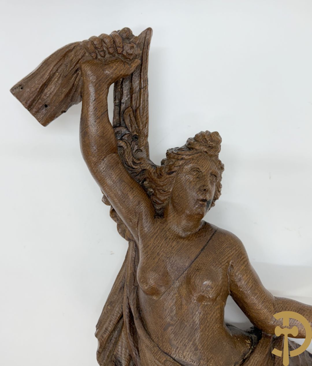 Paar houtgesculpteerde engelen als fragmenten uit een groter geheel