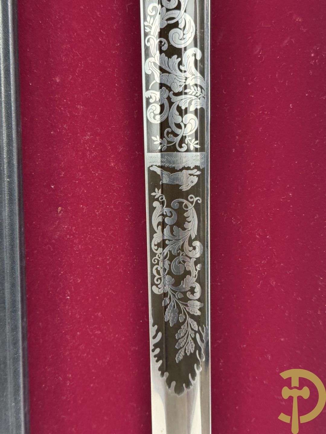 Der Hirschfänger, replica zwaard uitgegeven door Deutches Jagd und Fischereimuseum in een wandvitrine voorgesteld