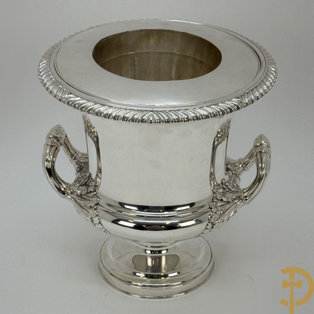 Verzilverde champagne emmer met 2 oren en embleem van larierkrans
