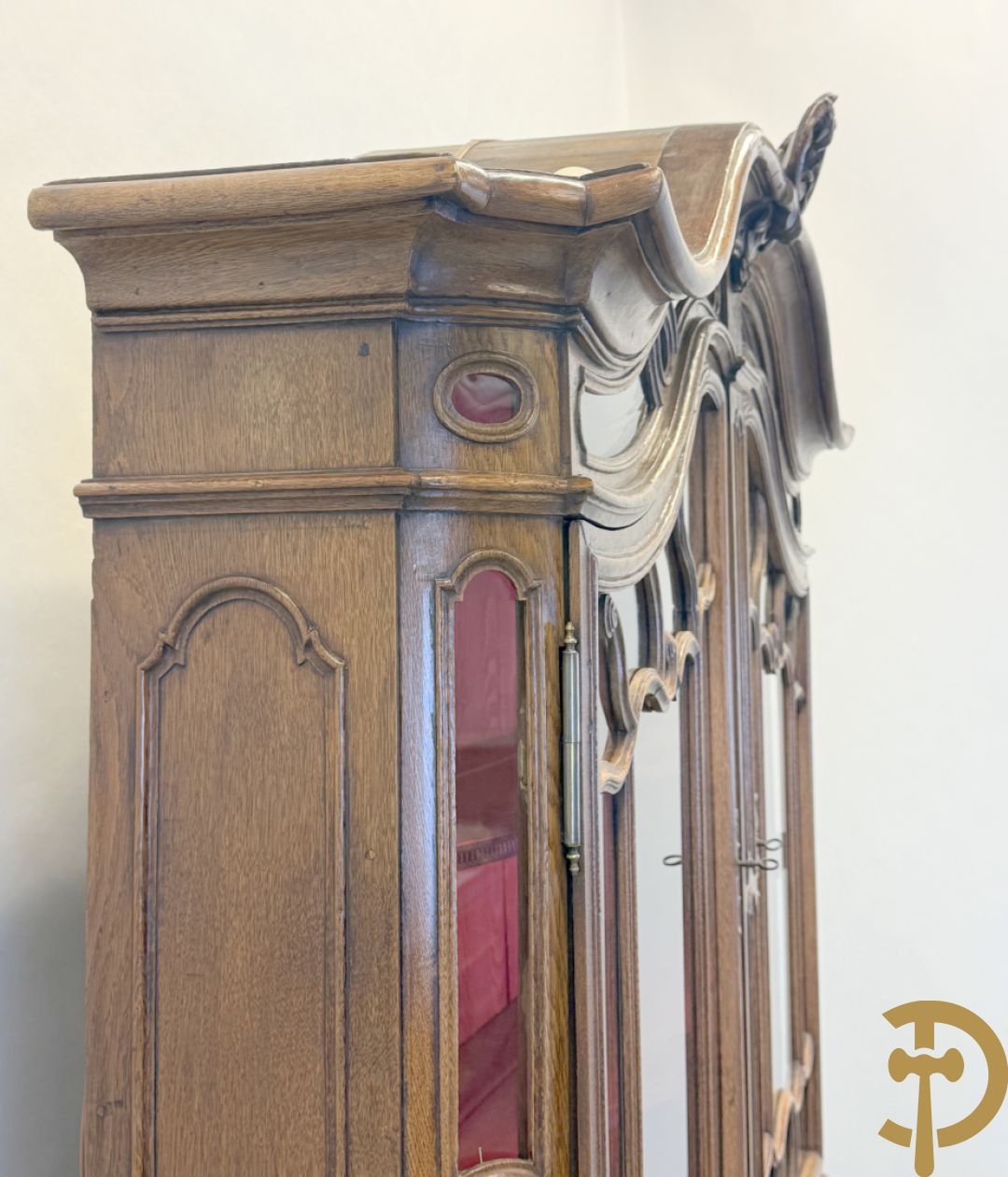 Massief eiken Luikse vitrinekast, boven met 2 beglaasde deuren en gebogen kop, Louis XV stijl, 18e