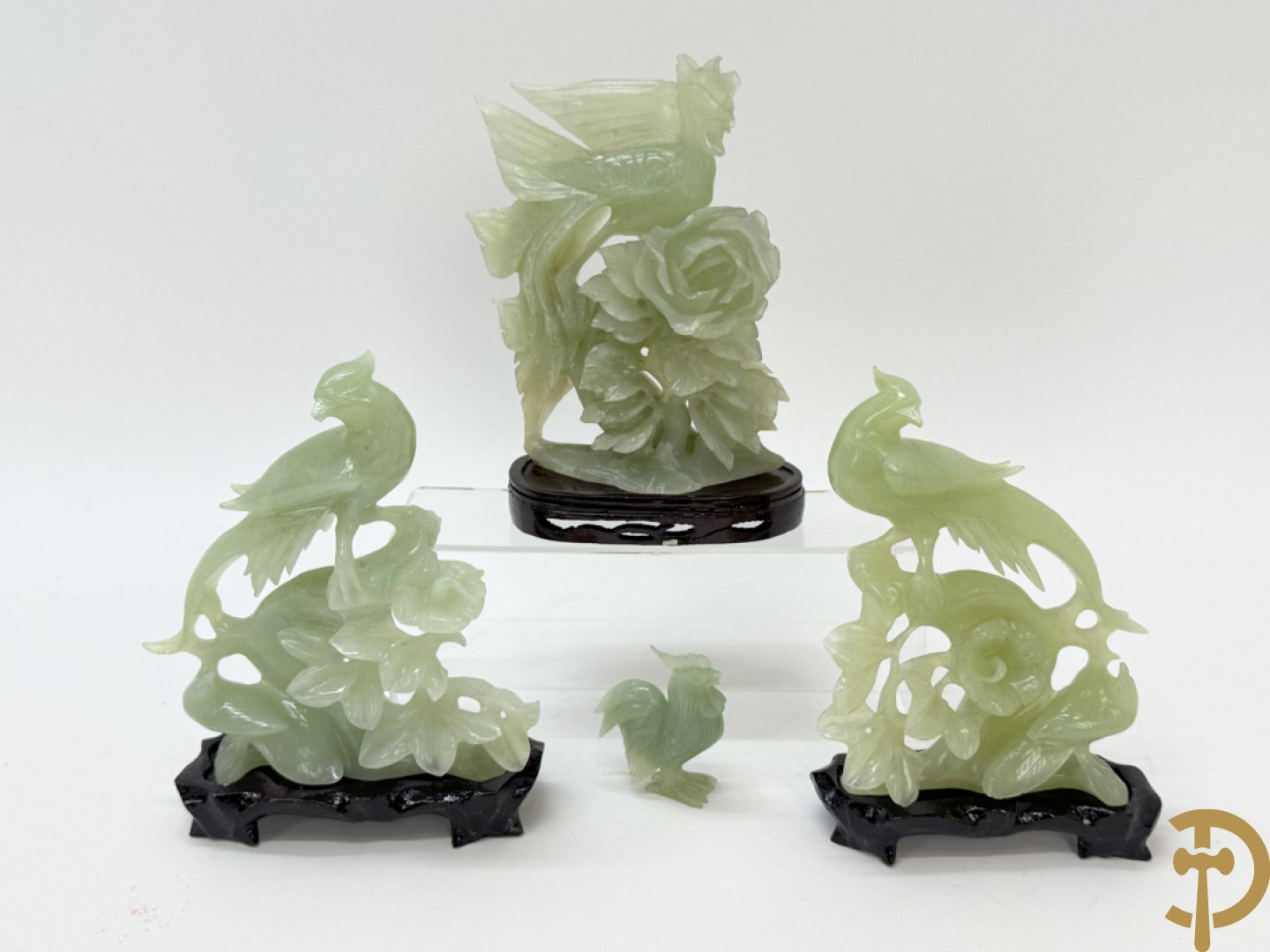 Drie handgesculpteerde Aziatische vogels met bloemenmotieven in jadeiet + klein haantje in jadeiet