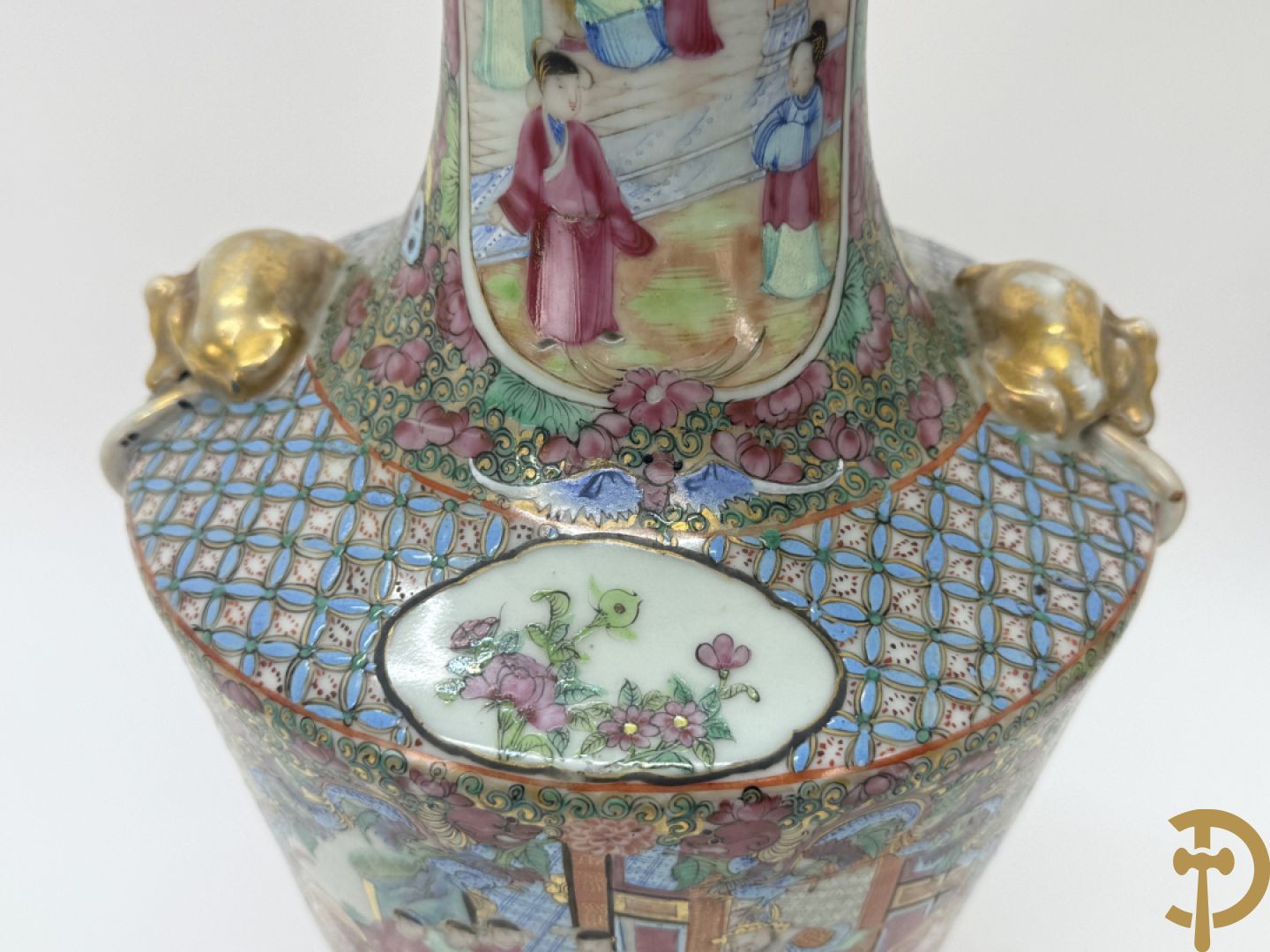 Paar Chinese porseleinen famille rose Kanton vazen met geanimeerd decor en zijdelings met fo honden