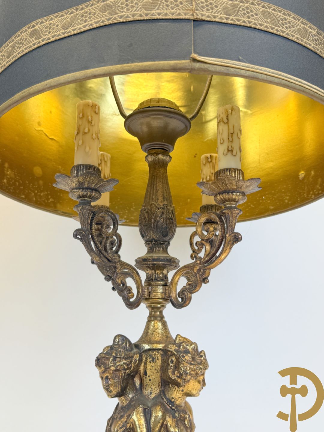 Paar vintage lampadaires met 3 karyathiden, bovenaan met 4 kaarsen en een lichtpunt, Deknudt