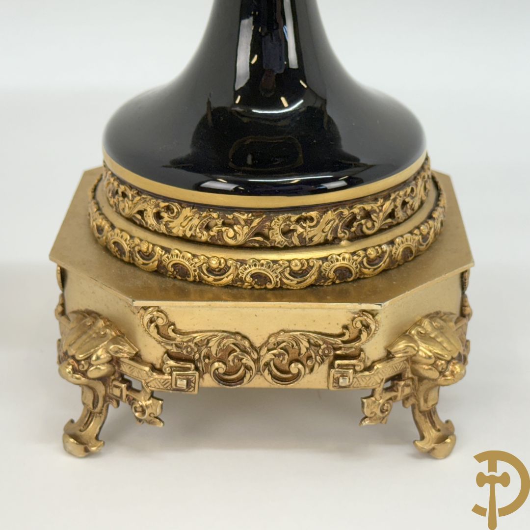 Coupe in kobaltblauw porselein met romantische geanimeerde scène, Rons E. getekend, Limoges France