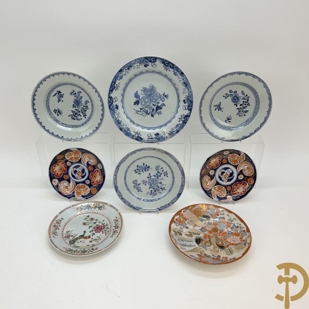 Vijf Chinese porseleinen bordjes met bloemendecor + 3 Japanse bordjes