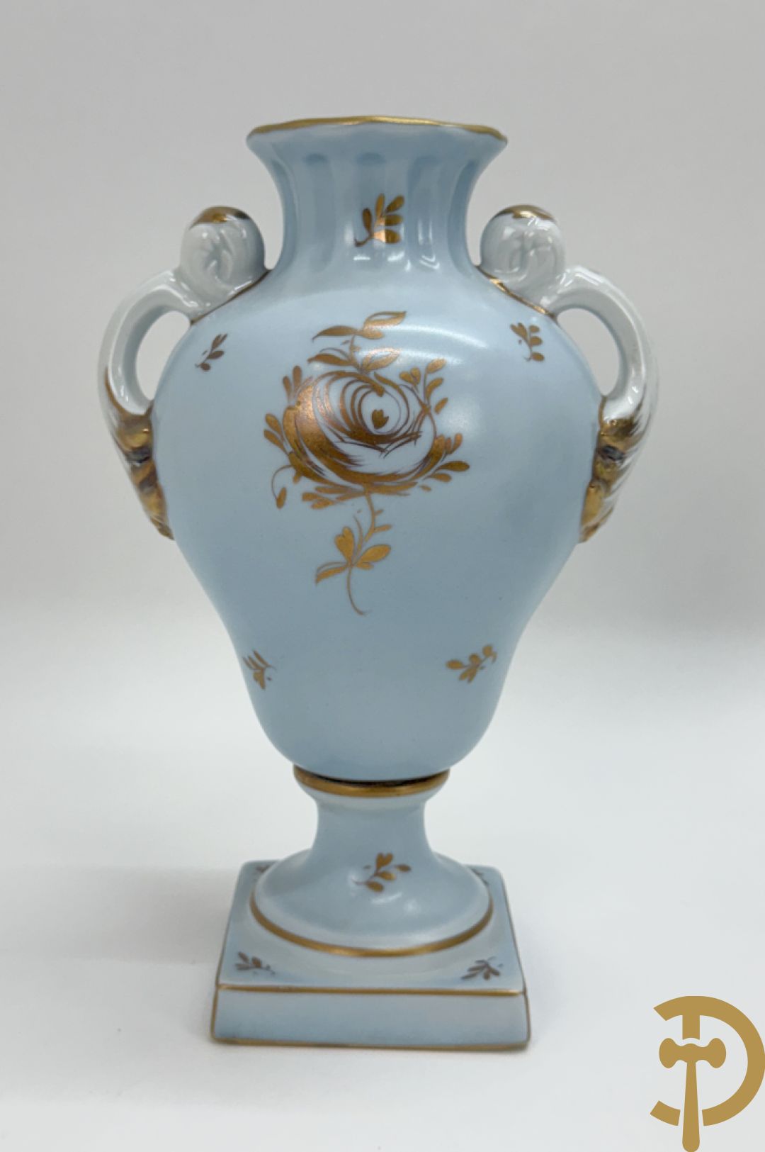 Mooi lot Limoges porselein bestaande uit grote en kleine Medici vaas met bloemendecor, 3 cache pots, bord, 2 coupes, Tas en schoteltje (9 stuks in totaal)