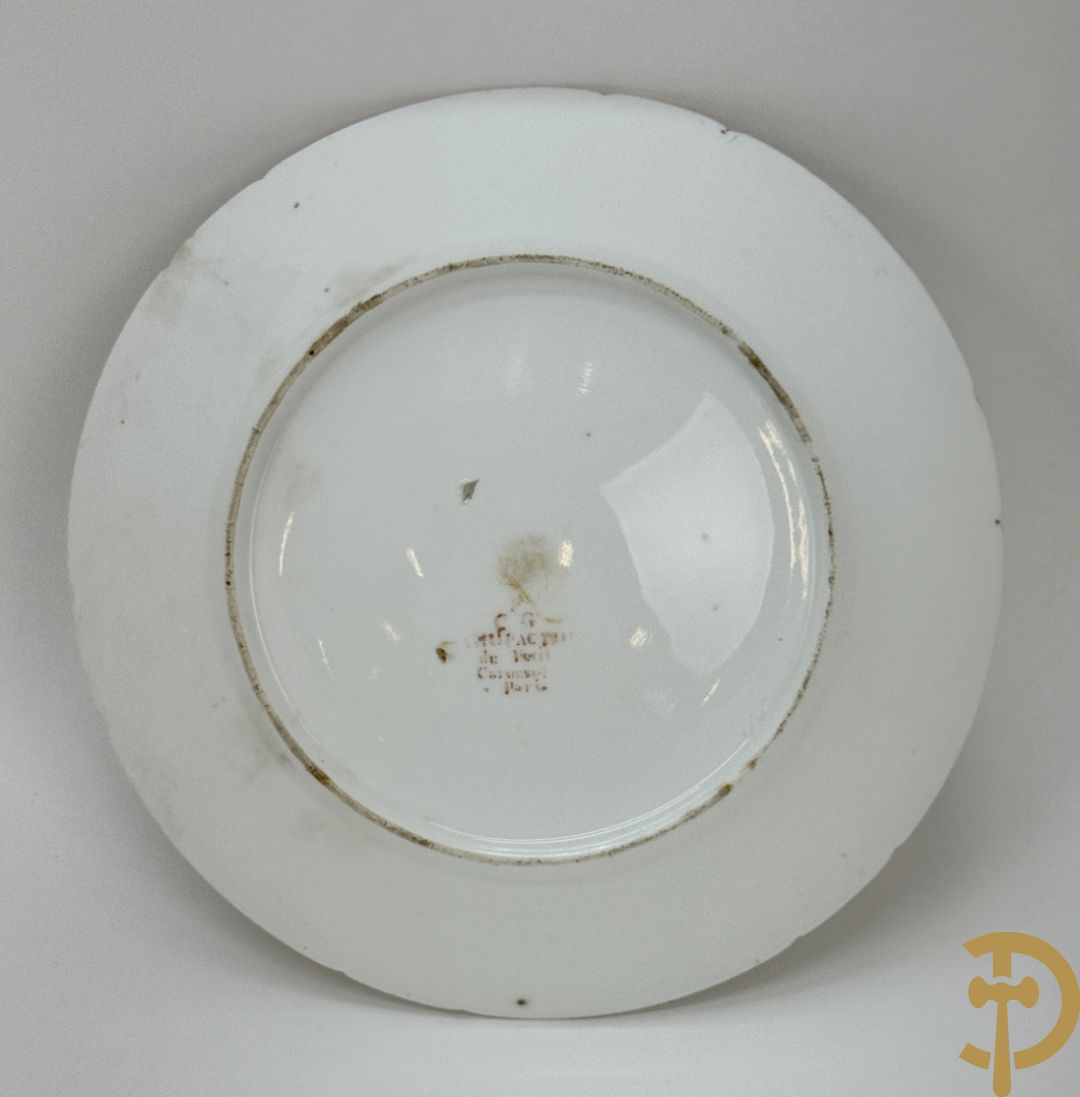 Frans porseleinen bord met decor van hoorn des overvloeds 