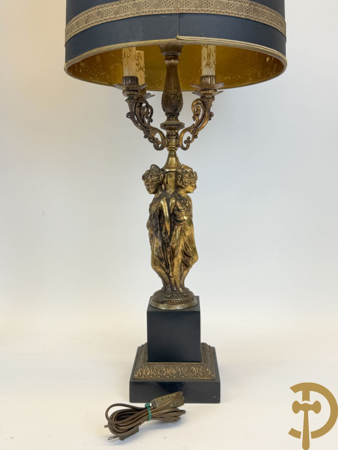 Paar vintage lampadaires met 3 karyathiden, bovenaan met 4 kaarsen en een lichtpunt, Deknudt