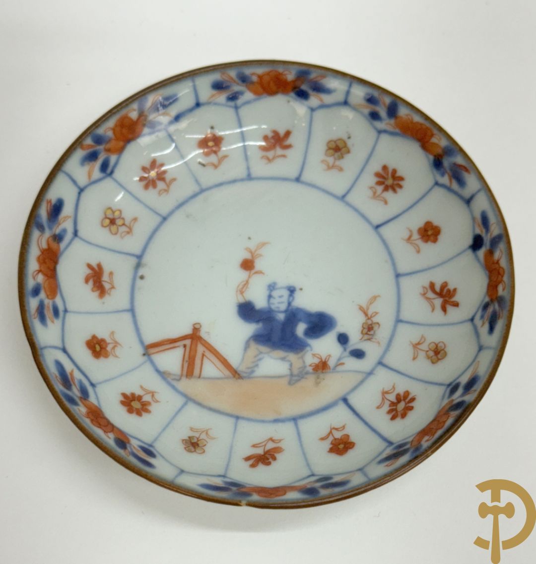 Chinese porseleinen ballustervormige vaas, King Long  + 2 porseleinen bordjes met bloemendecor + 2 bordjes met vazen- en bloemendecor + kopje en schoteltje Imari + dekselpotiche met vogel en bloemendecor