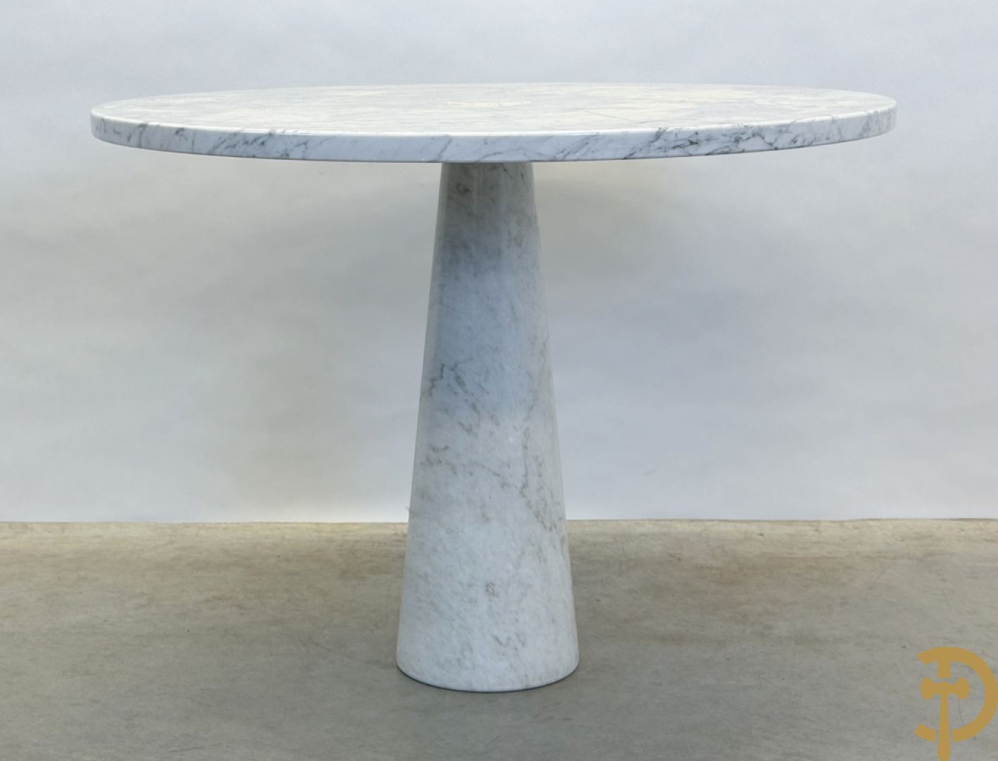 Italiaanse cararamarmeren designtafel op centrale konische voet, ontworpen door Angelo Mangiarotti, jaren 