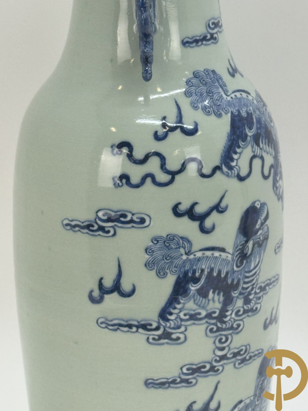 Chinese porseleinen celadon vaas met blauw/wit decor van fo honden