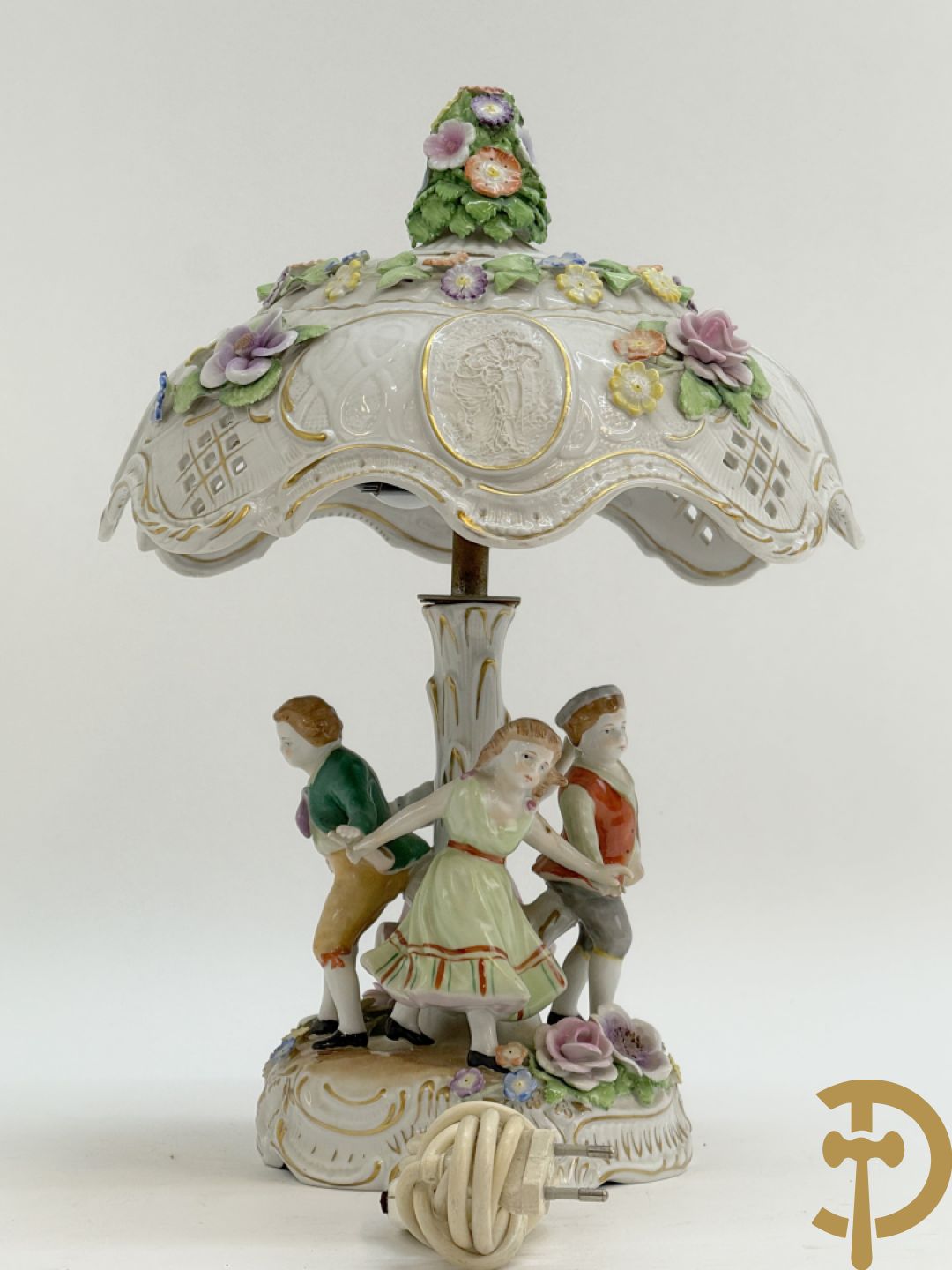 Porseleinen lampadaire met dansende figuren, bovenaan met porseleinen kap bezet met bloemmetjes