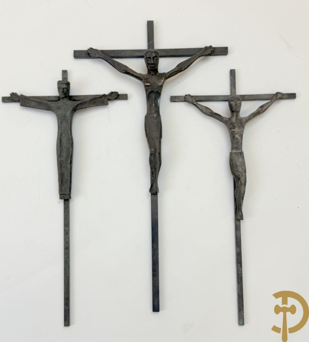 VAN DER DONCKT getekend : Lot bronzen religieuse beeldjes en corpussen