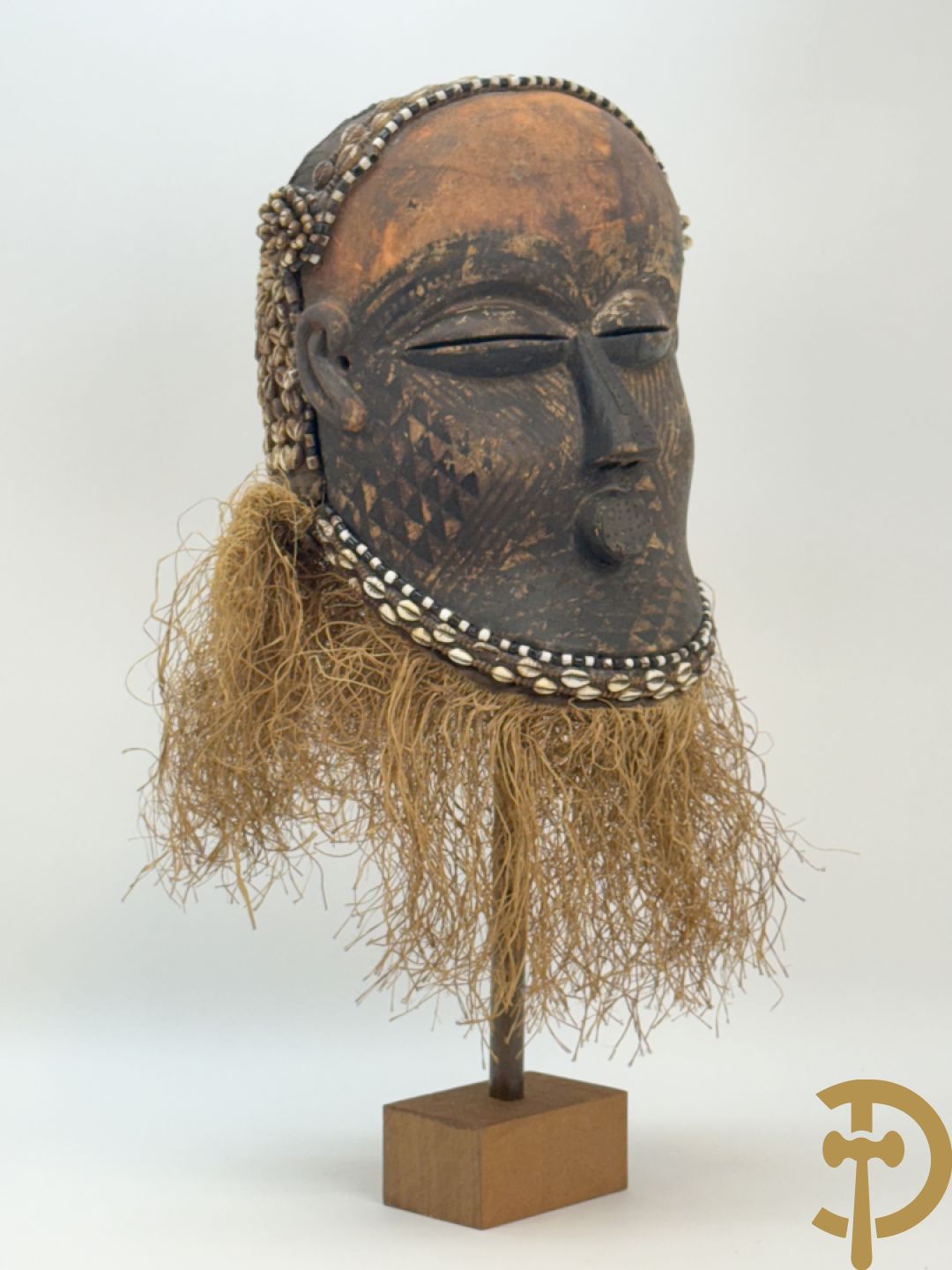 Afrikaans masker met symbolische beschildering, kralen en raffia