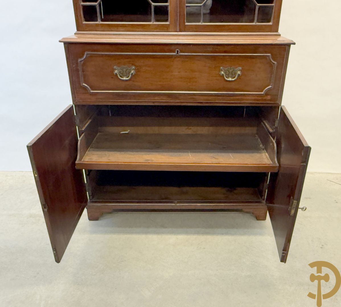 Engelse mahoniehouten secretaire met vitrine bovenaan, 19e