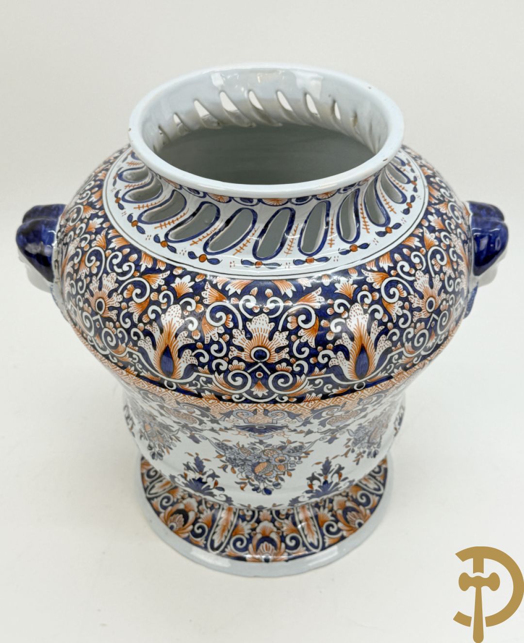 Dekselpotiche in geglazuurde keramiek, Rouan, onderaan gemerkt MD/E (Masse-Frères te Dèvres), bewerkt met cherubijnenkopjes opzij, rond 1900