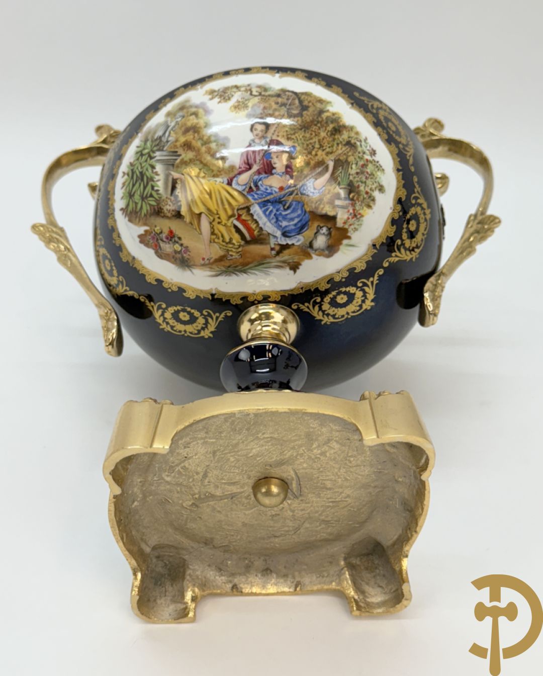 Driestel Sèvres stijl bestaande uit paar dekselpotiches met koperen ornamenten en romantisch decalcomanie decor, Sèvres stijl+ dekselcoupe met Sèvres en romantisch decor