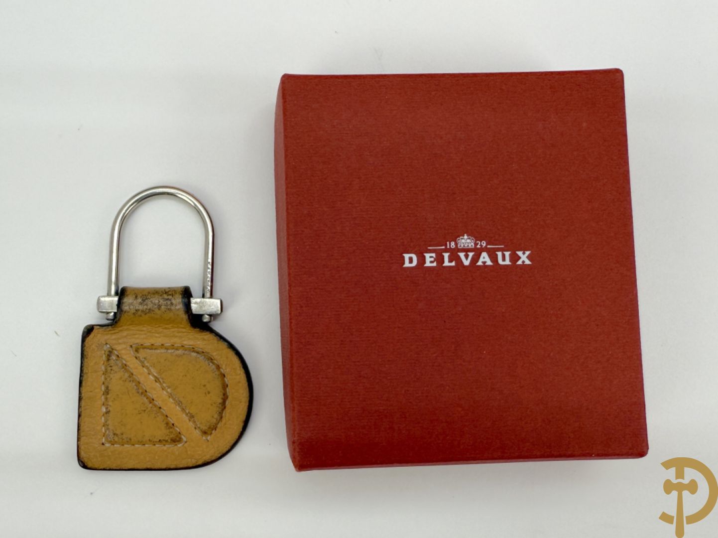 Elf lege doosjes van Hermes + Louis Vuitton sleutelhouder + kleine tas Louis Vuitton + herendassen w.o. Moschino, Zegna, Boss, Versace Gianni