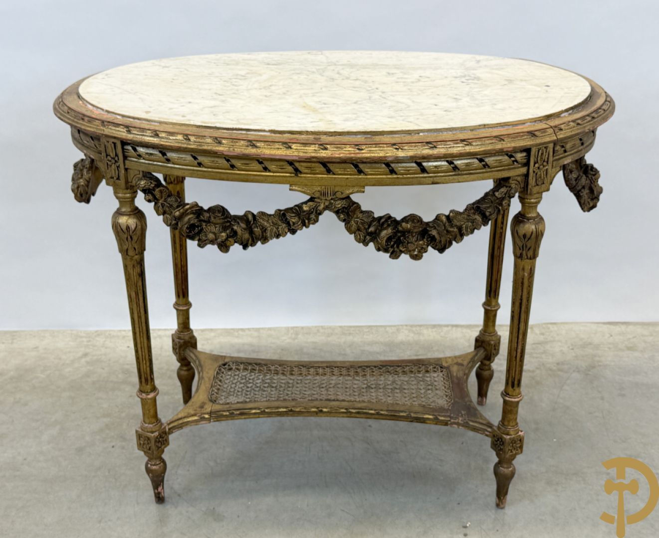 Ovale vergulde bijzettafel, Louis XVI stijl, met bloemenguirlandes, canage en marmeren blad
